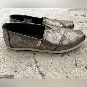 TOMS ALPARGATA FORGED IRON SHIMMER CLASSIC SLIP-ON